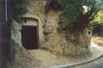 Une des caves de Nyúl. On aperçoit la plaque commémorative. Photo : R. Ouvrard